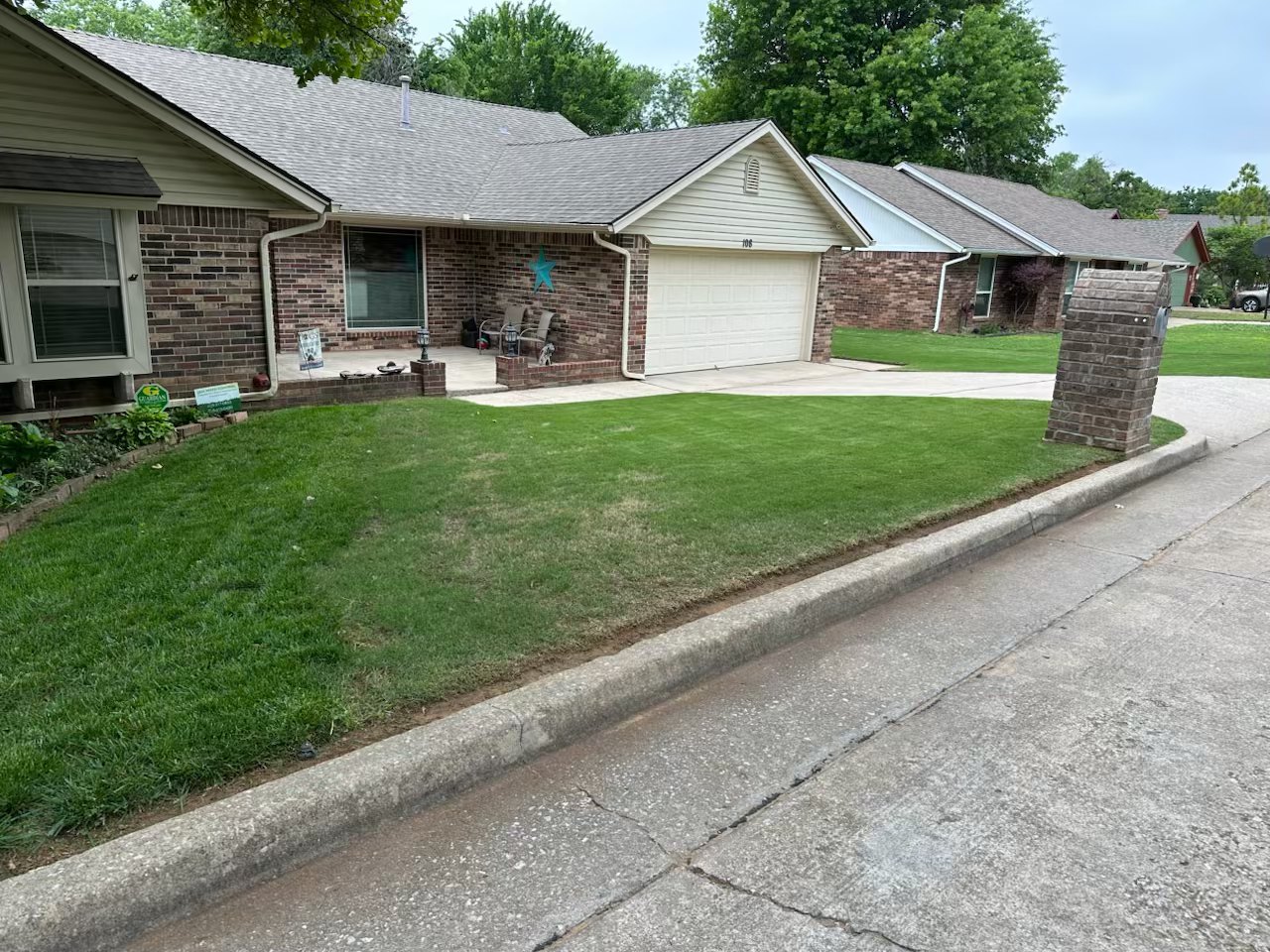 Home with sharp curb appeal and a fresh-cut lawn in the OKC metro